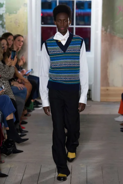 Look 16